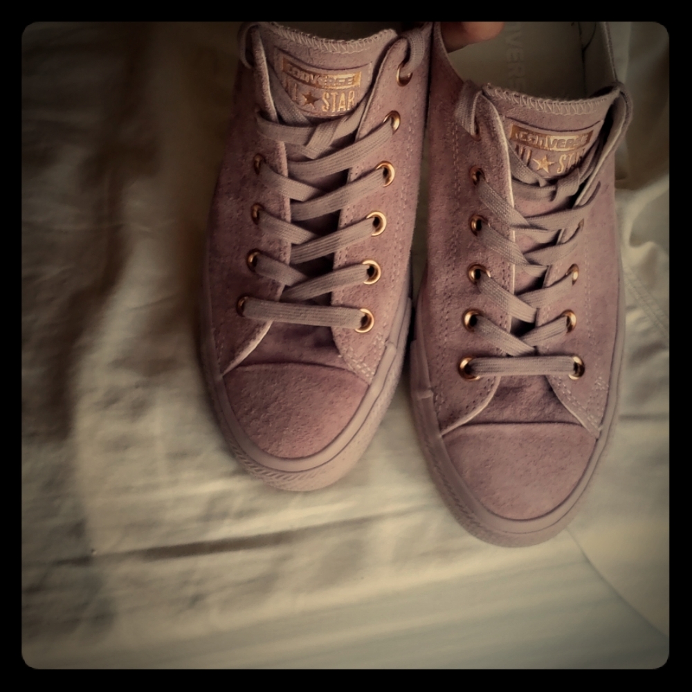 Womens pink suede converse size 9